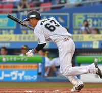 １回ロッテ無死、中前にプロ初安打を放つロッテ・和田康士朗＝ＺＯＺＯマリン（撮影・出月俊成）