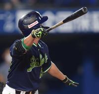 ３回ヤクルト無死、左越えソロを放つヤクルト・青木（撮影・金田祐二）