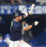 ４回ヤクルト２死一、三塁、左翼線に２点適時二塁打を放つヤクルト・山田哲人＝横浜（撮影・金田祐二）