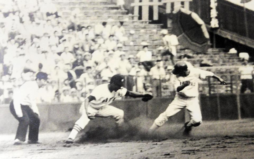 　１回戦・桐生戦で初回、三盗を試みたが、アウトになった筆者（１９６６年夏の甲子園）