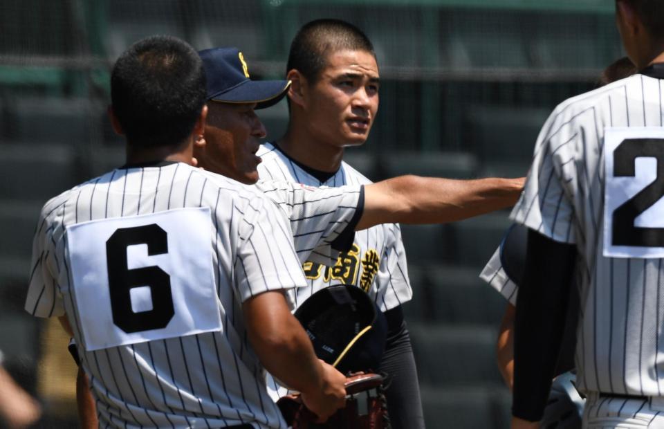 ナインに指示を出す明石商・狭間監督（左から２人目）＝甲子園（撮影・佐々木彰尚）