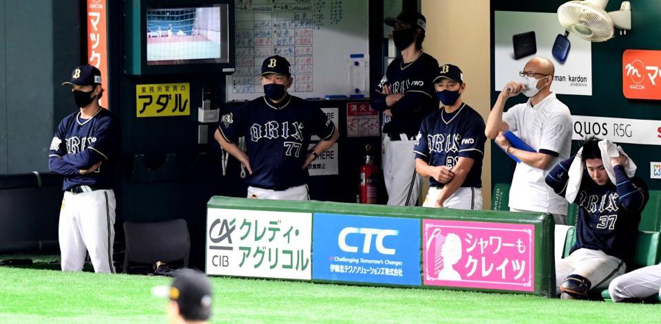 　７回、攻撃を見守るオリックス・西村監督（左から２人目）