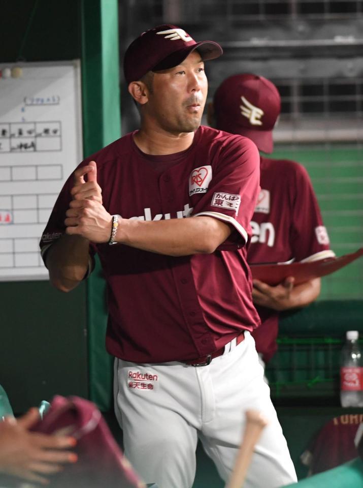 打線が沈黙しベンチで渋い表情の楽天・三木監督＝メットライフドーム（撮影・三好信也）