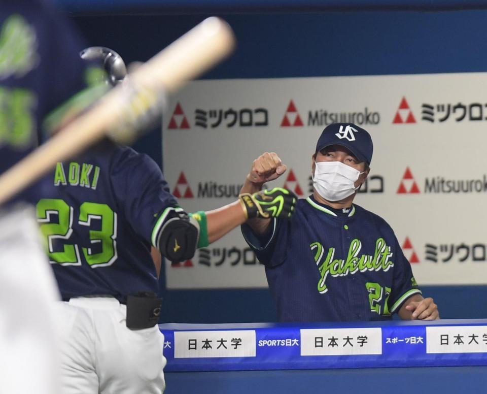 ３回、ソロを放った青木を迎えるヤクルト・高津監督（撮影・金田祐二）