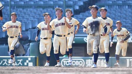 　健大高崎を破り、笑顔を見せる帯広農ナイン