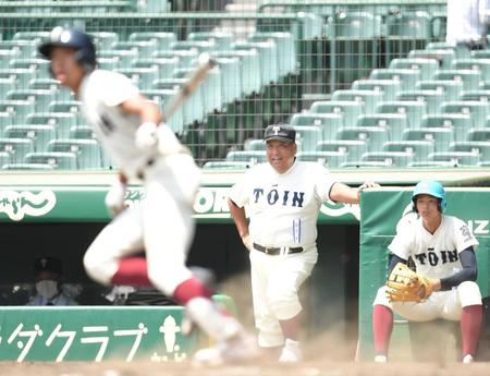 　８回、大阪桐蔭・藪井（左）の勝ち越し適時打になった打球を見つめる大阪桐蔭・西谷監督（中央）＝撮影・中田匡峻