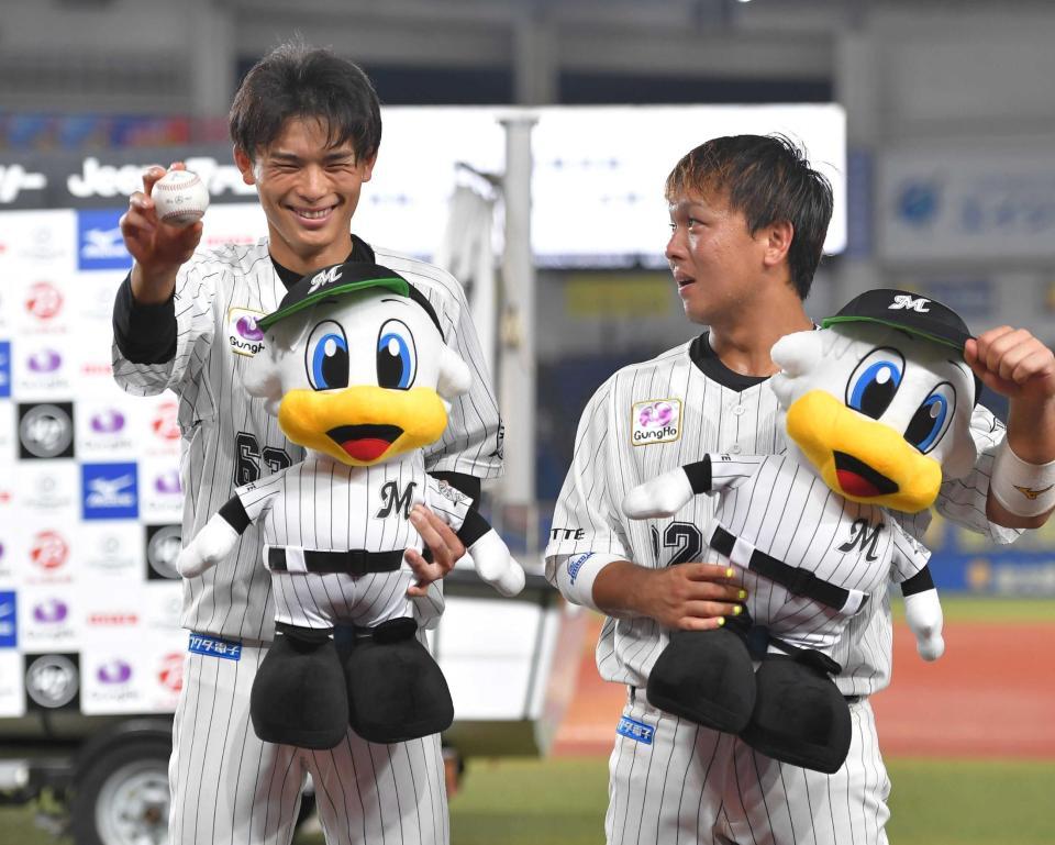 　初めてのお立ち台で田村（右）にツッコまれて苦笑いを浮かべる和田