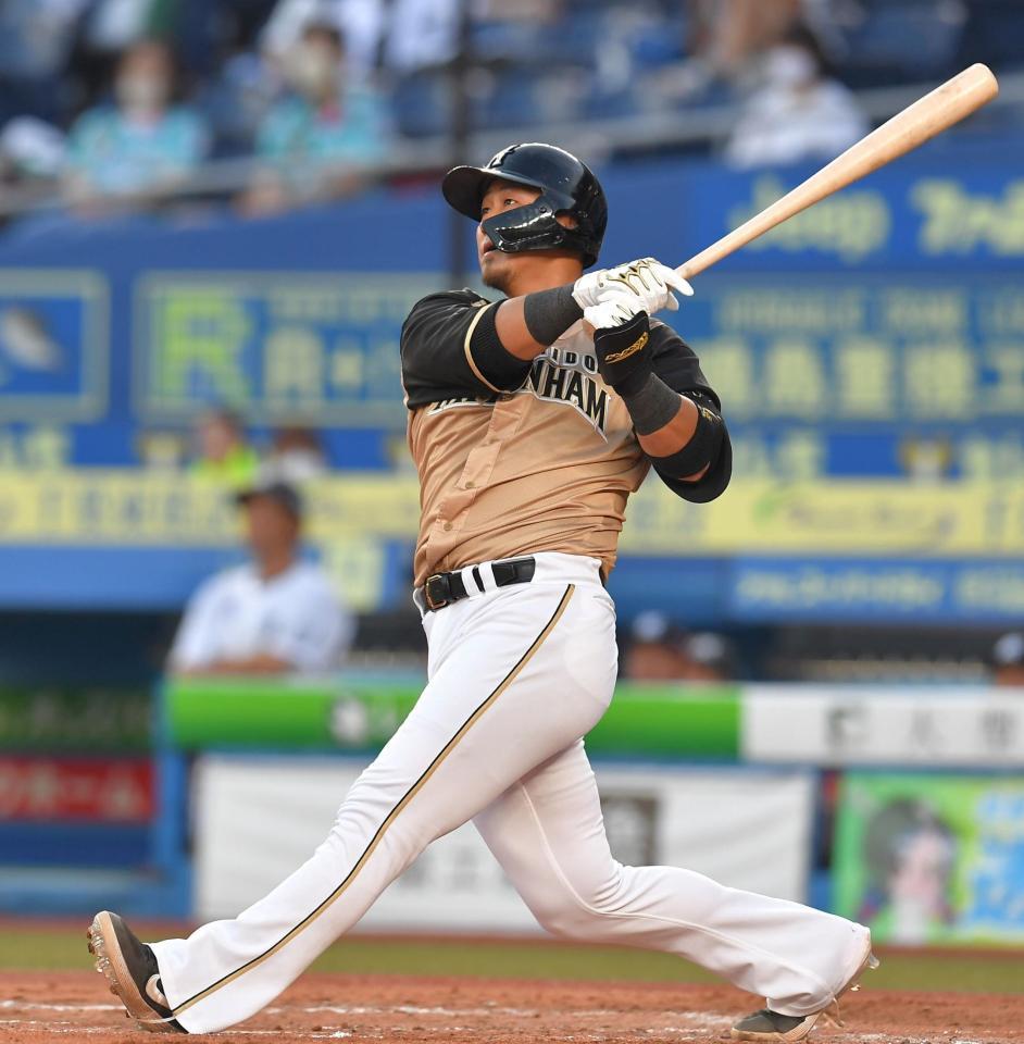 　３回、逆転３ランを放つ日本ハム・中田翔