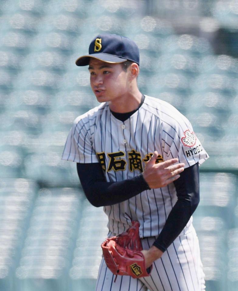 　８回、２死二、三塁のピンチを三振で切り抜け、グラブをたたく明石商・中森