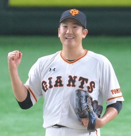 完封勝利を挙げてガッツポーズをする巨人・菅野＝東京ドーム（撮影・堀内翔）