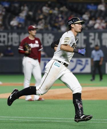 　４回、楽天・弓削（左）から本塁打を放ち、一塁に向かう日本ハム・大田＝札幌ドーム