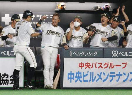 　４回、本塁打を放った大田を迎える中田（右隣）ら日本ハムナイン＝札幌ドーム