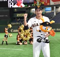 開幕８連勝で笑顔を見せる巨人・菅野＝東京ドーム（撮影・西岡正）