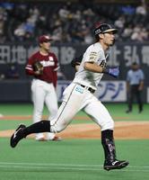 　４回、楽天・弓削（左）から本塁打を放ち、一塁に向かう日本ハム・大田＝札幌ドーム
