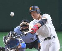 ４回、岡本が先制のソロを放つ（撮影・堀内翔）