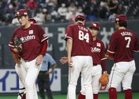 　６回、降板する楽天先発の弓削（左端）＝札幌ドーム