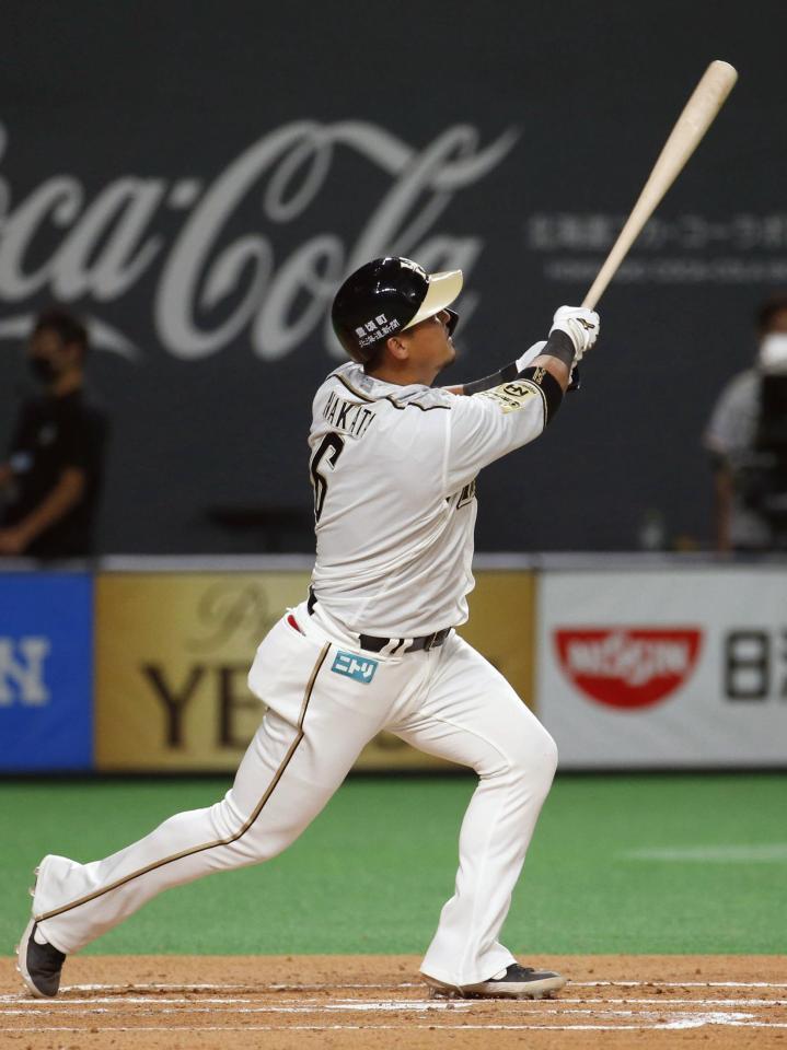 　１回日本ハム１死二塁、中田が左越えに勝ち越し２ランを放つ＝札幌ドーム