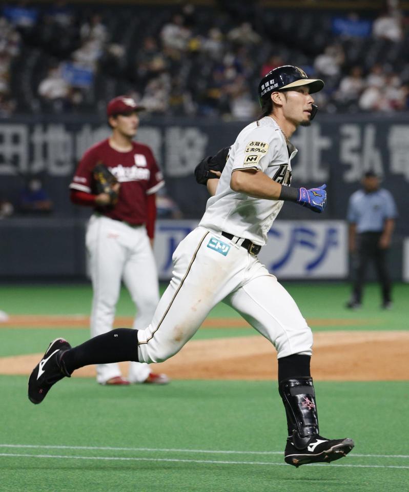 　４回、楽天・弓削（左）から本塁打を放ち、一塁に向かう日本ハム・大田＝札幌ドーム