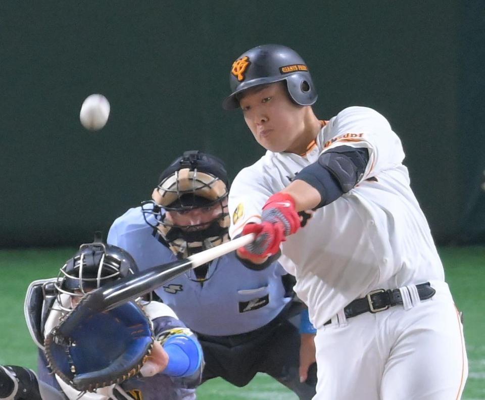 ４回、岡本が先制のソロを放つ（撮影・堀内翔）