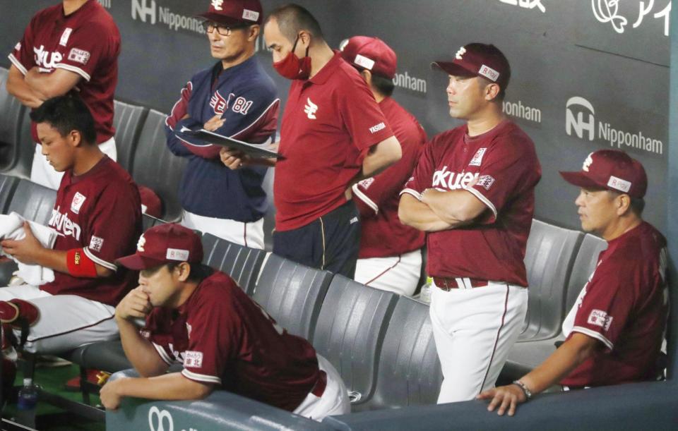 　７回、日本ハムにリードを許し、沈黙する楽天ベンチ。右から２人目は三木監督＝札幌ドーム