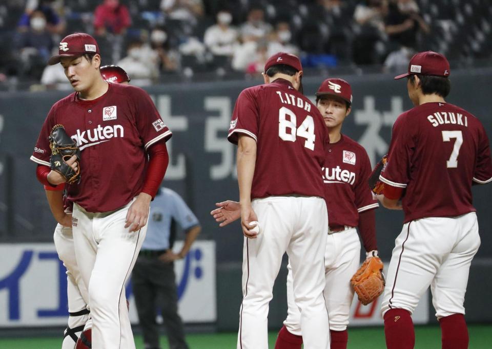 　６回、降板する楽天先発の弓削（左端）＝札幌ドーム