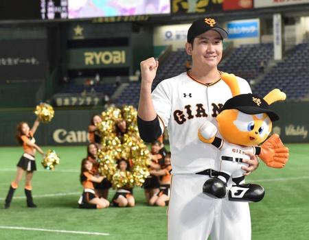 　開幕８連勝で笑顔を見せる菅野（撮影・西岡正）