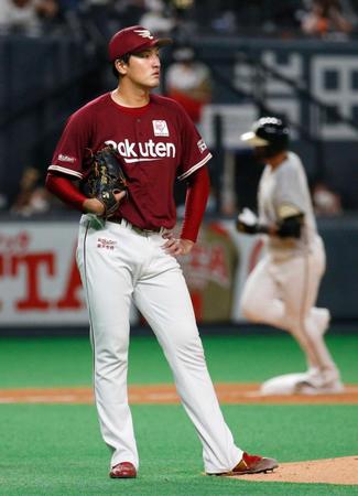 　１回、中田（右）に勝ち越し２ランを浴びた弓削