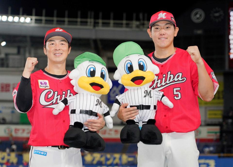 　ヒーローインタビューを終え、ポーズをとる美馬（左）と安田