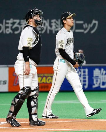 　２回、楽天・田中に先制２点打を許した日本ハムの杉浦（右）と宇佐見のバッテリー（共同）