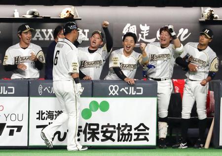 　４回、本塁打を放った中田を迎える日本ハムナイン＝札幌ドーム