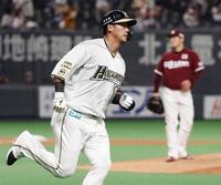 　４回、楽天・松井（右）から本塁打を放ち、一塁に向かう日本ハム・中田＝札幌ドーム