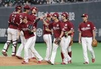 　日本ハムと引き分け、タッチを交わす楽天ナイン＝札幌ドーム