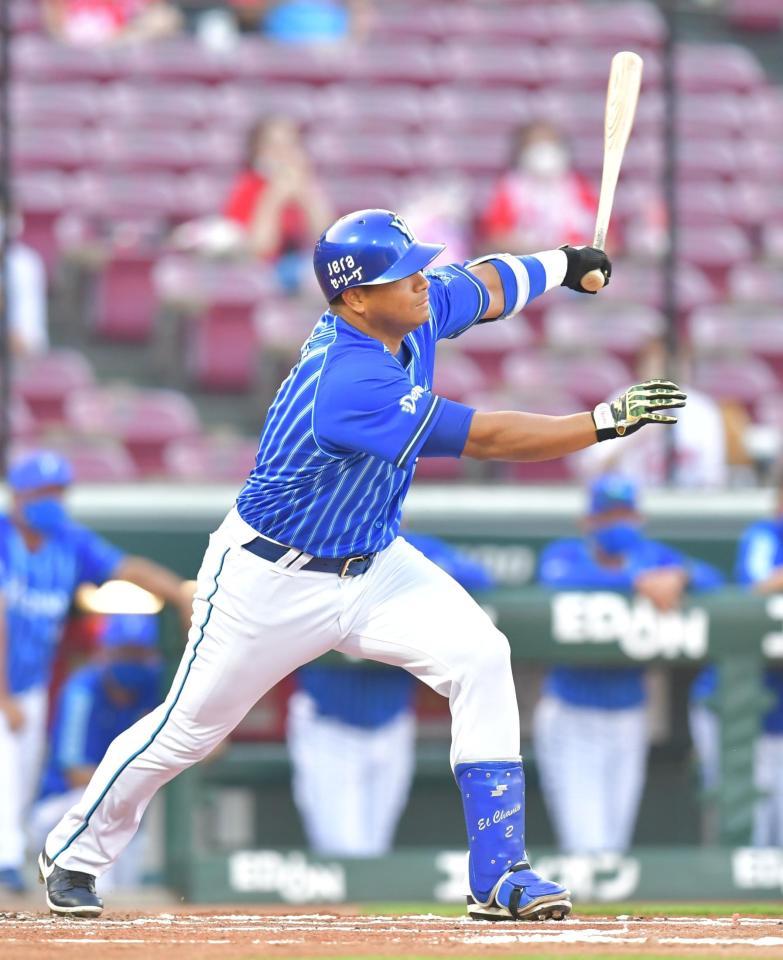 　１回、先制の２点適時打を放つＤｅＮＡ・ロペス（撮影・立川洋一郎）