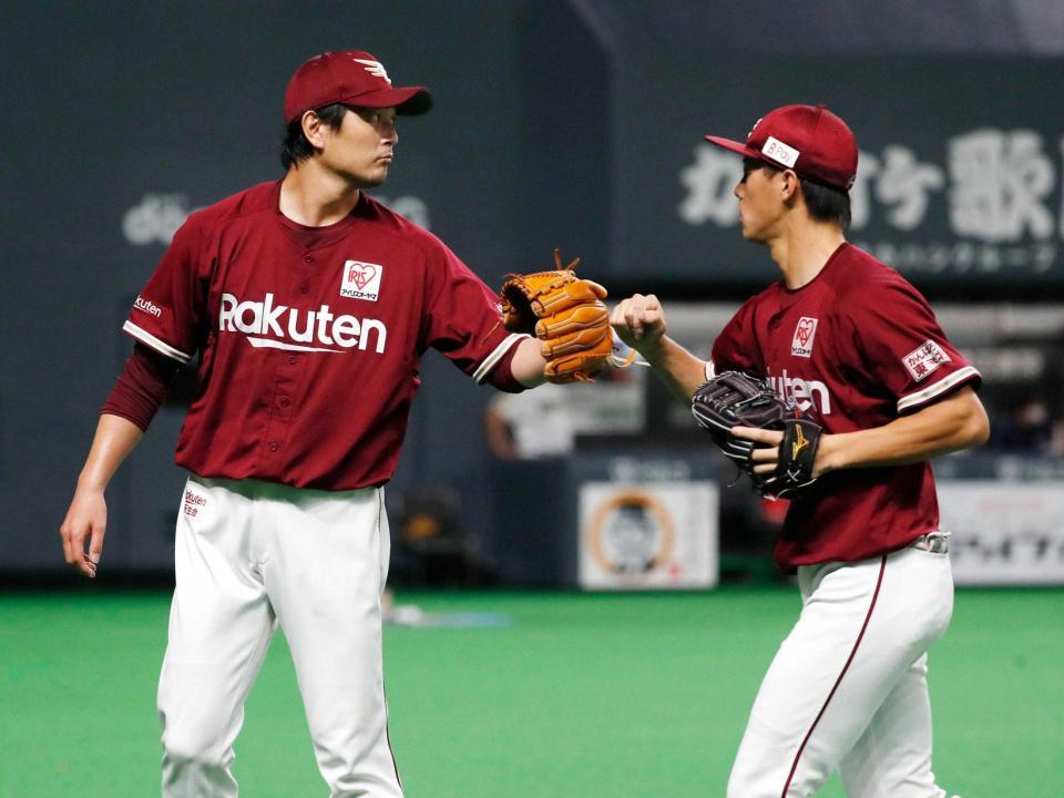 　開幕８連勝を挙げた涌井（左）（共同）