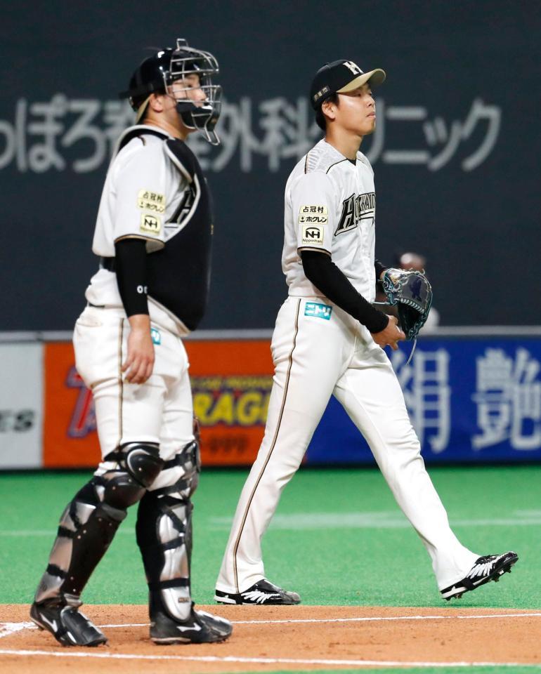 　２回、楽天・田中に先制２点打を許した日本ハムの杉浦（右）と宇佐見のバッテリー（共同）