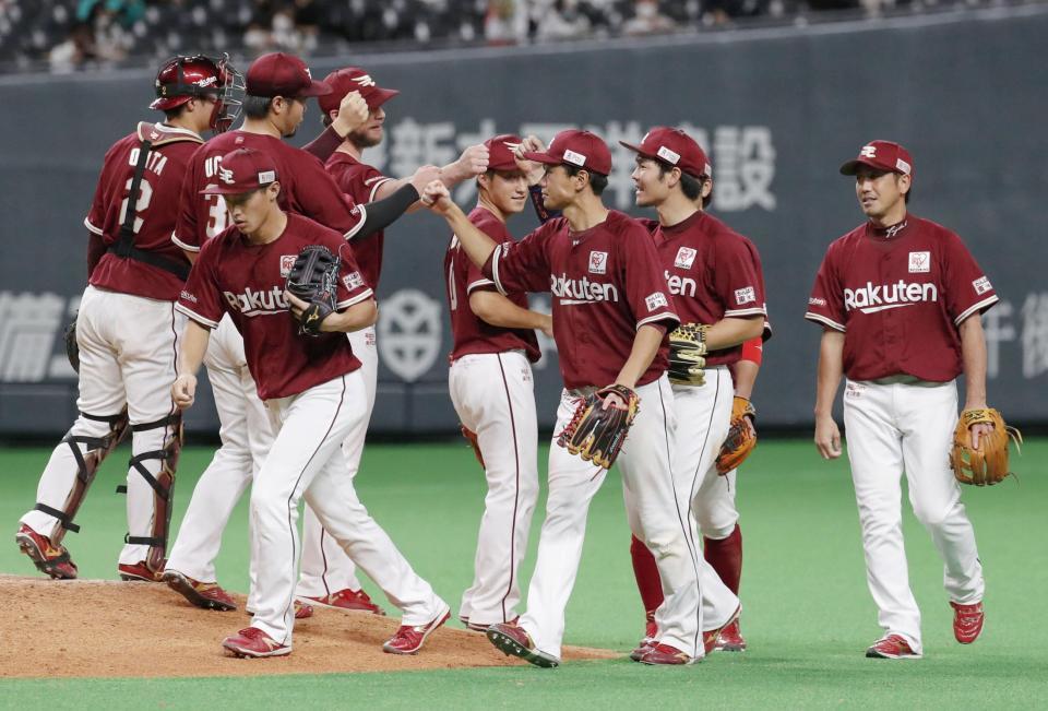 　日本ハムと引き分け、タッチを交わす楽天ナイン＝札幌ドーム