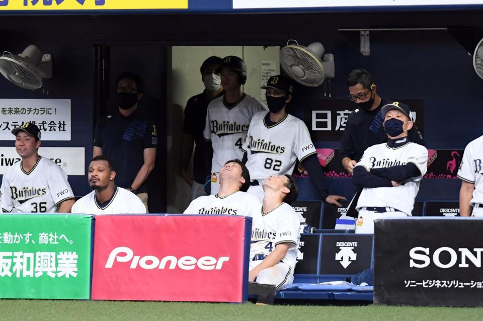 試合終了しガックリの西村監督（右端）らオリックスナイン（撮影・山口登）