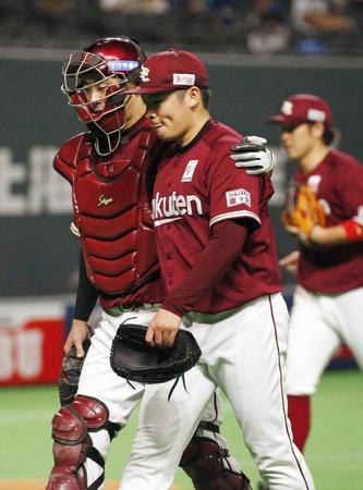 　日本ハム・中田に本塁打を浴びた４回を終え、ベンチに戻る楽天の松井と捕手足立（共同）