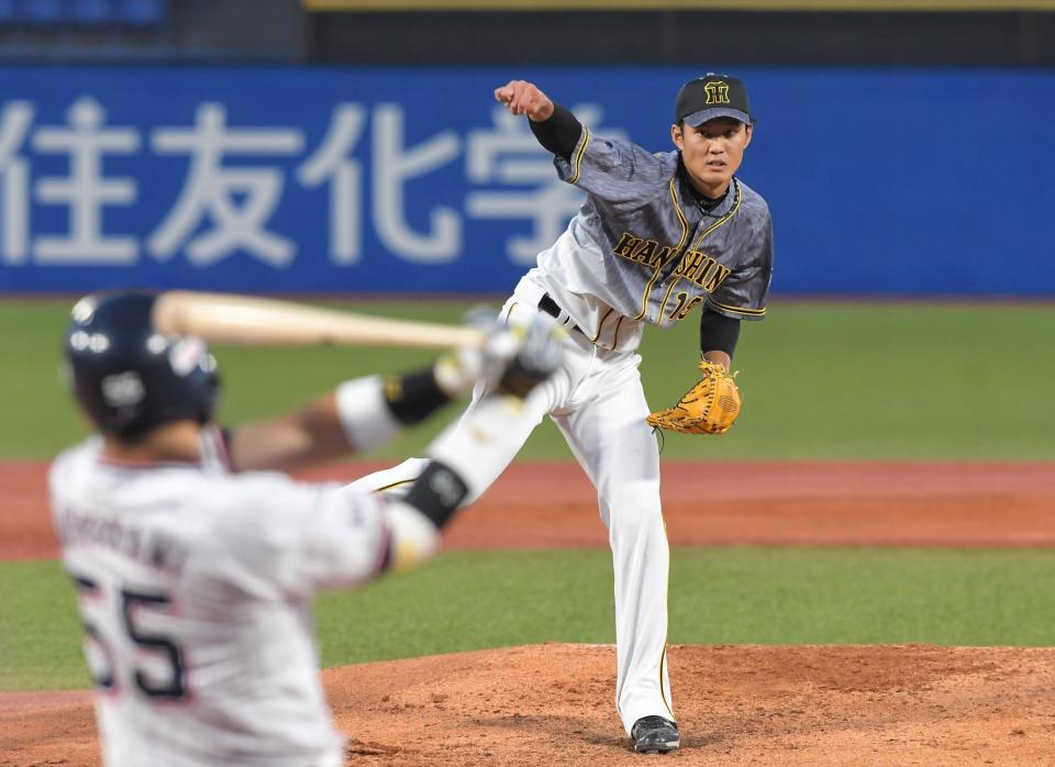 １回ヤクルト２死二塁、ヤクルト・村上宗隆を空振り三振に仕留める先発の阪神・藤浪晋太郎＝神宮（撮影・田中太一）