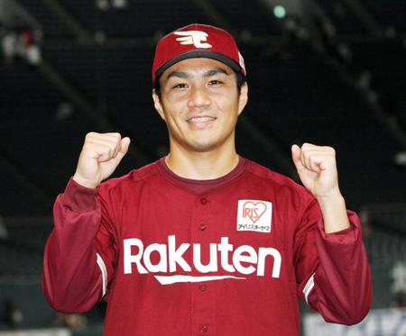 　４勝目を挙げ、笑顔でポーズをとる則本昂