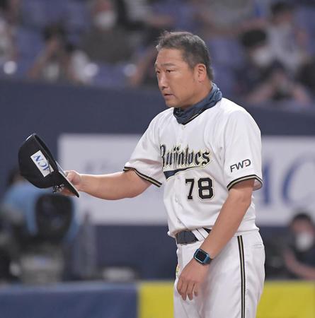 　西武に連勝し、スタンドの声援に帽子をとって応えるオリックス・中嶋監督代行（撮影・高部洋祐）