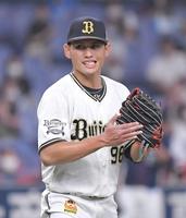 ５回、西武・山川を三ゴロに打ち取り、グラブを叩いて喜ぶオリックス・張奕（撮影・高部洋祐）