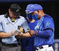 　７回表終了後、選手交代を告げるＤｅＮＡのラミレス監督（右）