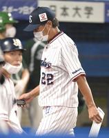　８回裏の攻撃を終え、選手交代を告げたヤクルト・高津監督（撮影・中田匡峻）