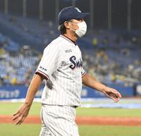 　阪神に敗れ、引き揚げるヤクルト・高津監督（撮影・中田匡峻）