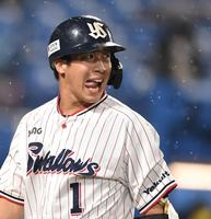 　９回、三振に倒れたヤクルト・山田哲は悔しそうにベンチに戻る（撮影・中田匡峻）