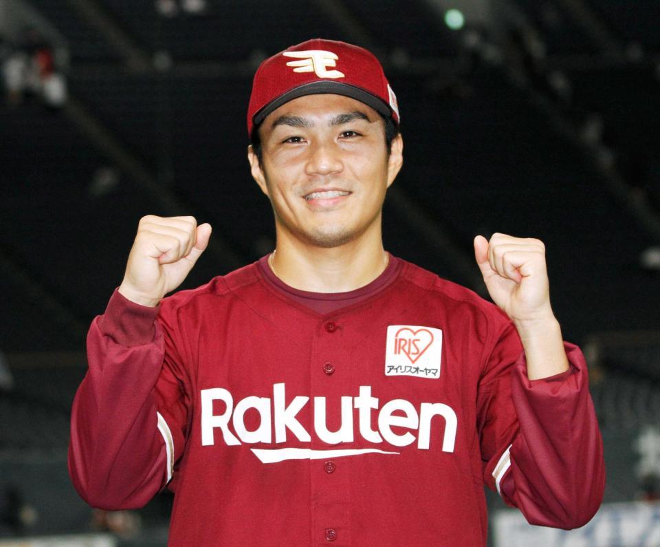 　４勝目を挙げ、笑顔でポーズをとる則本昂