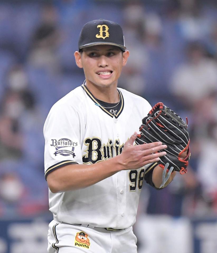 ５回、西武・山川を三ゴロに打ち取り、グラブを叩いて喜ぶオリックス・張奕（撮影・高部洋祐）