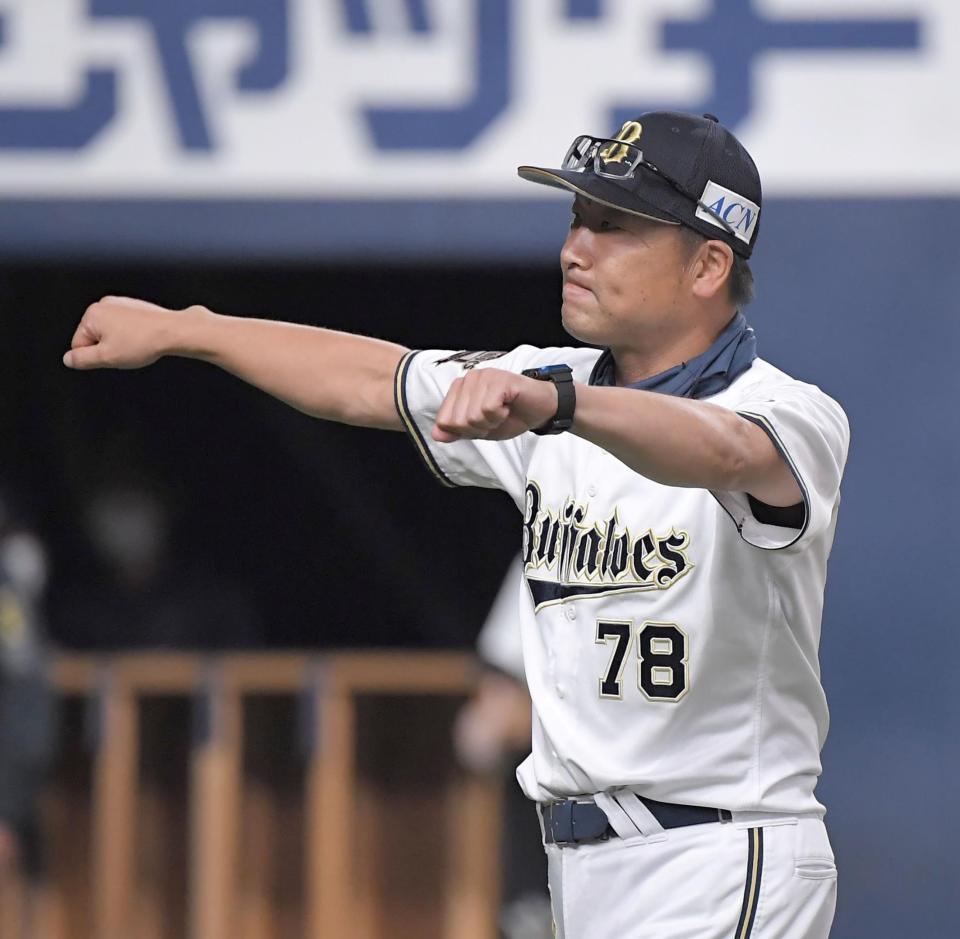 　西武に連勝し、スタンドの声援に応えながら引き揚げるオリックス・中嶋監督代行（撮影・高部洋祐）