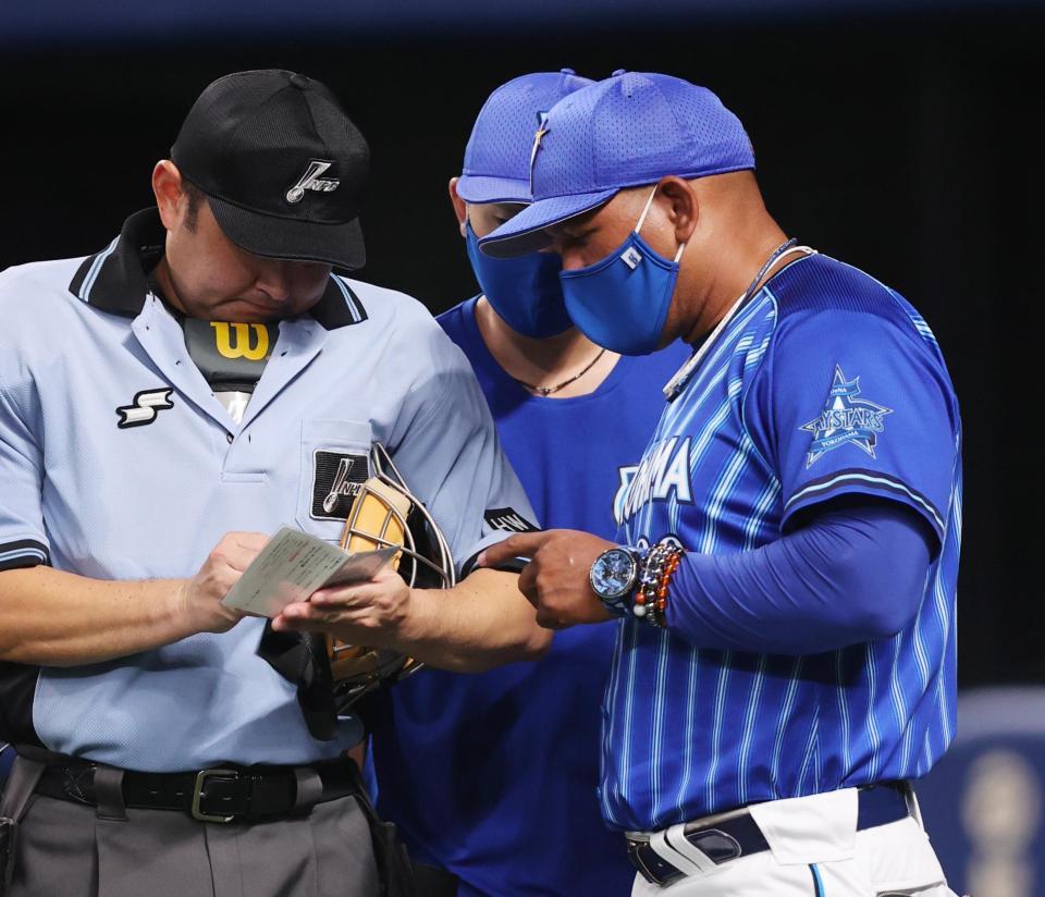 　７回表終了後、選手交代を告げるＤｅＮＡのラミレス監督（右）